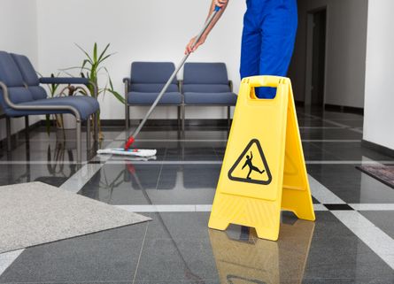 Limpiezas B. Tena hombre limpiando piso